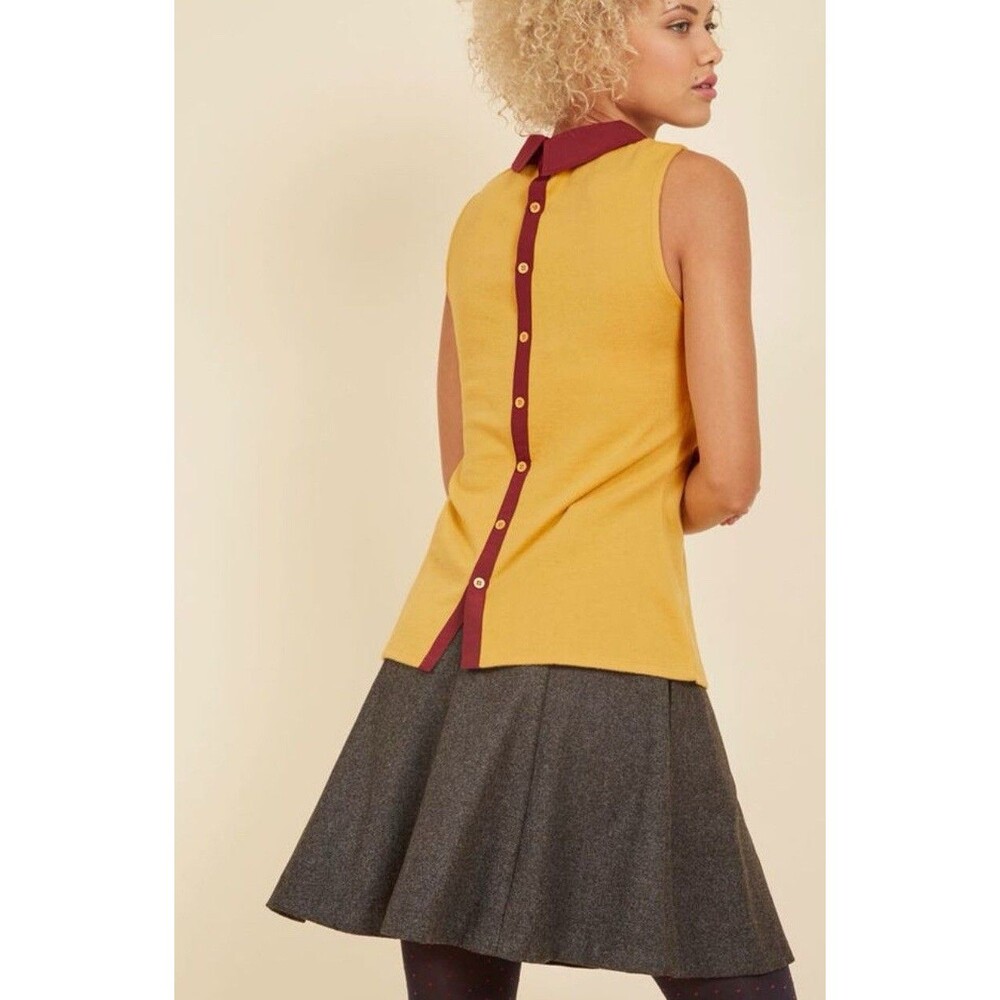 Modcloth Blouse Size XXS, yellow with red collar